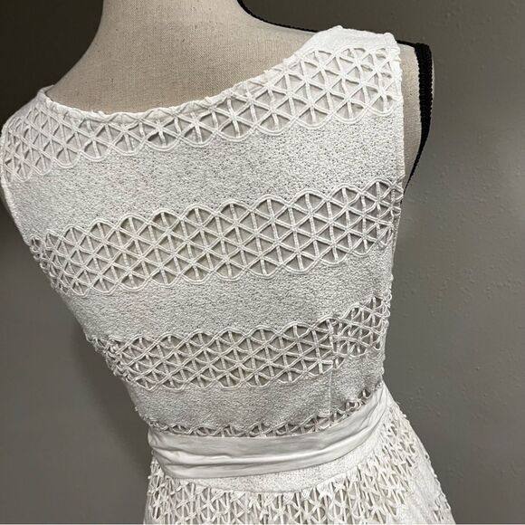 Gorgeous white lace sleeveless midi dress - Picture 5 of 13